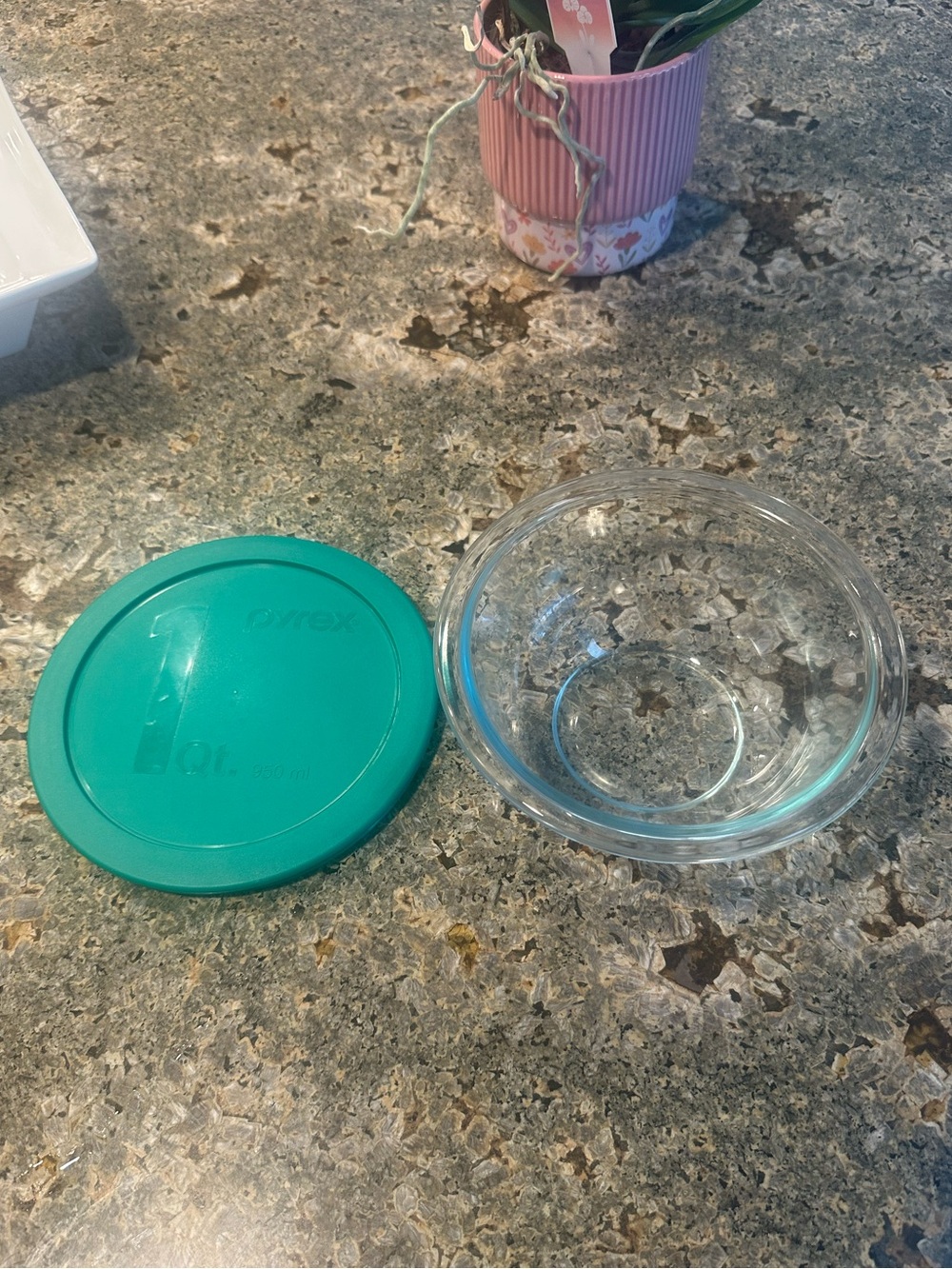 Pyrex 1 Qt Glass Storage Bowl with Green Lid 950 mL Round Food Container